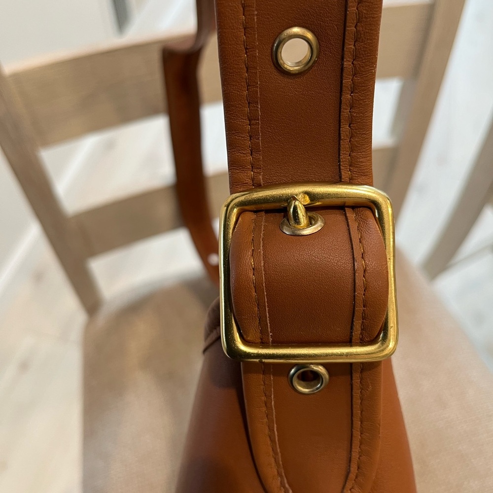 Elegant Brown Leather Shoulder Bag - Picture 12 of 12